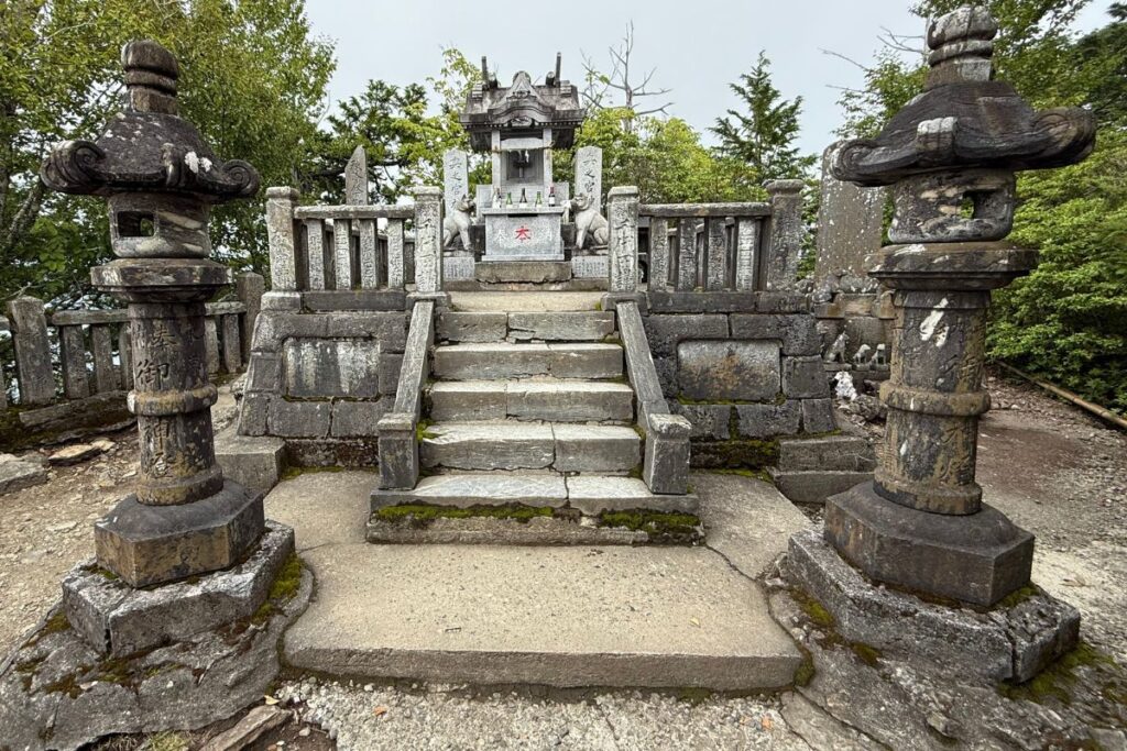 標高1,329mにある三峯神社奥の院(奥宮)