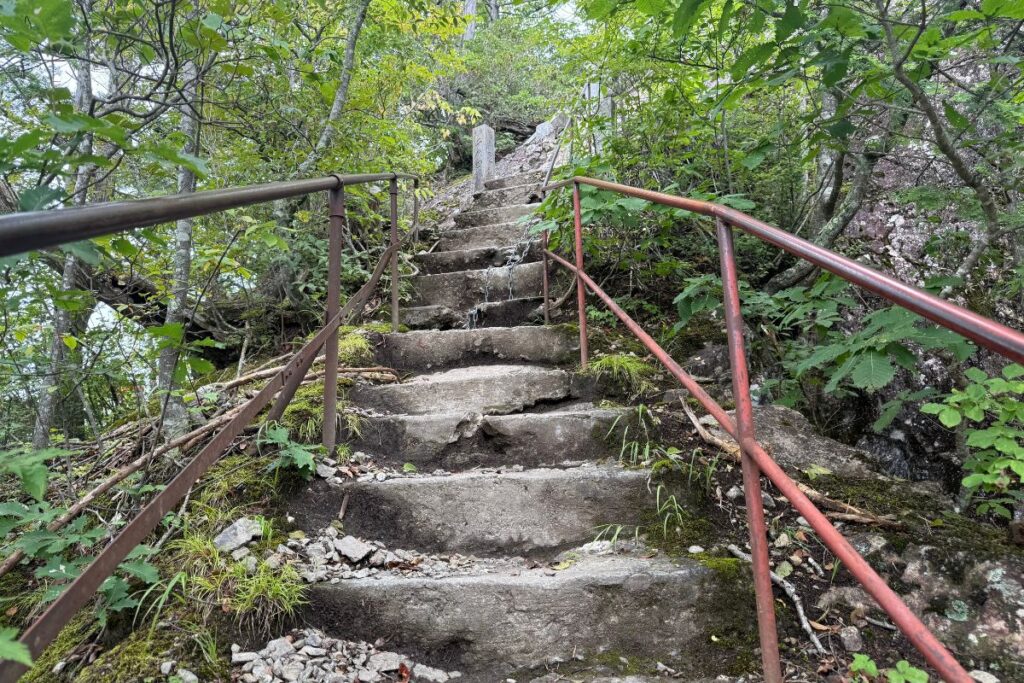 鎖場手前の急な石階段