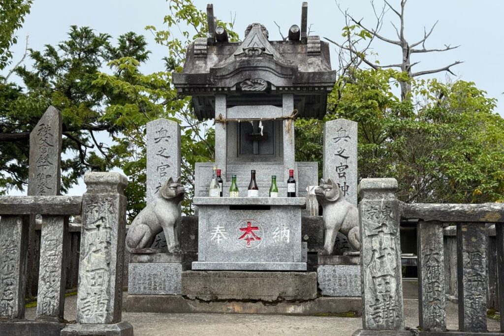 奥宮（妙法ヶ岳山頂）｜標高1,329mに鎮座する祠