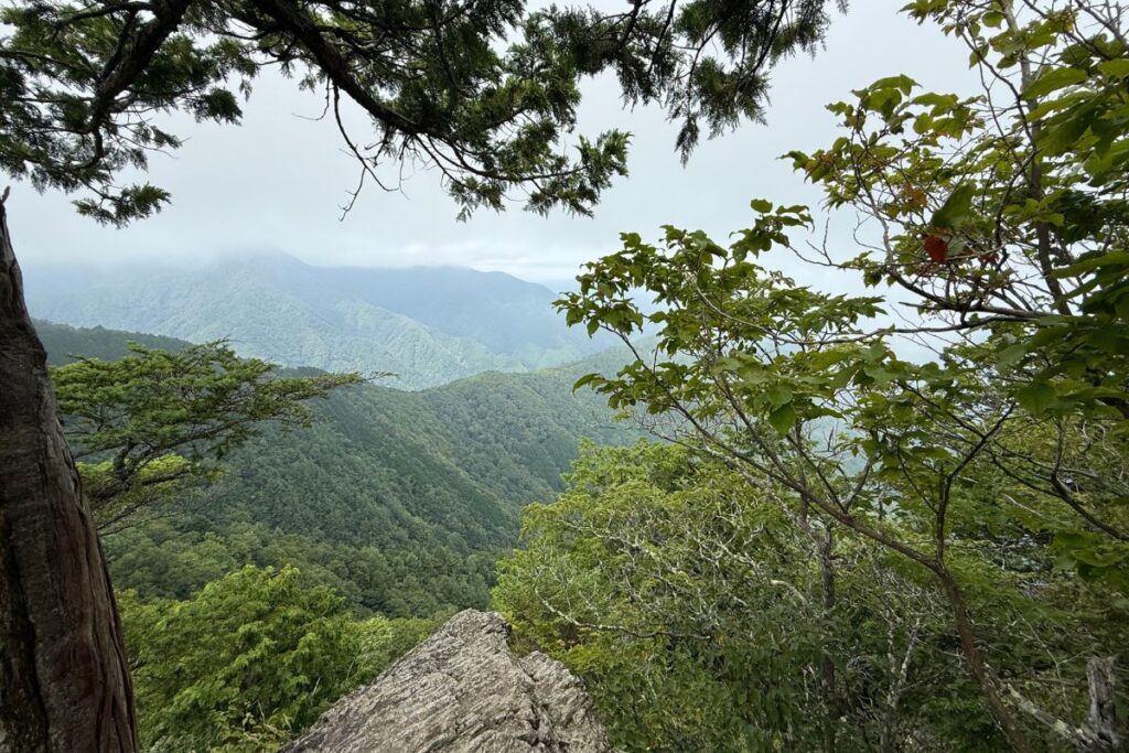 奥秩父の山々を望む、霧に包まれた穏やかな眺め