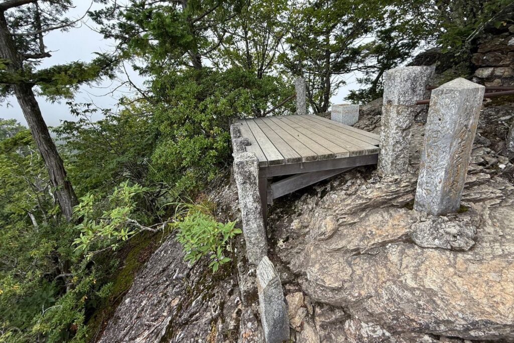 奥宮脇にある小さな木製の台