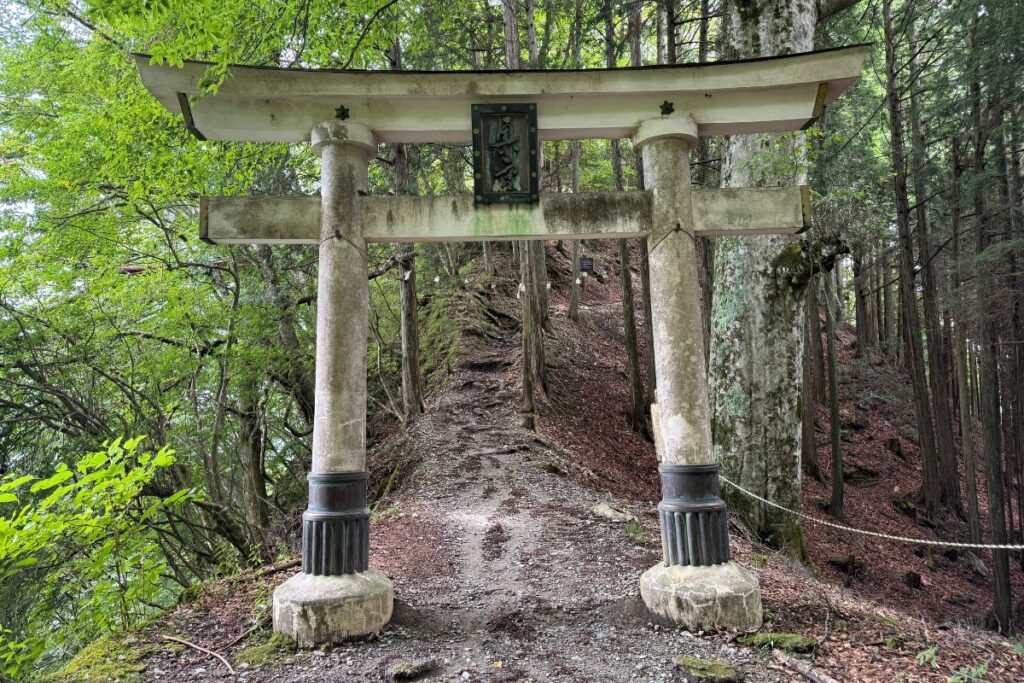 重厚な作りの三の鳥居
