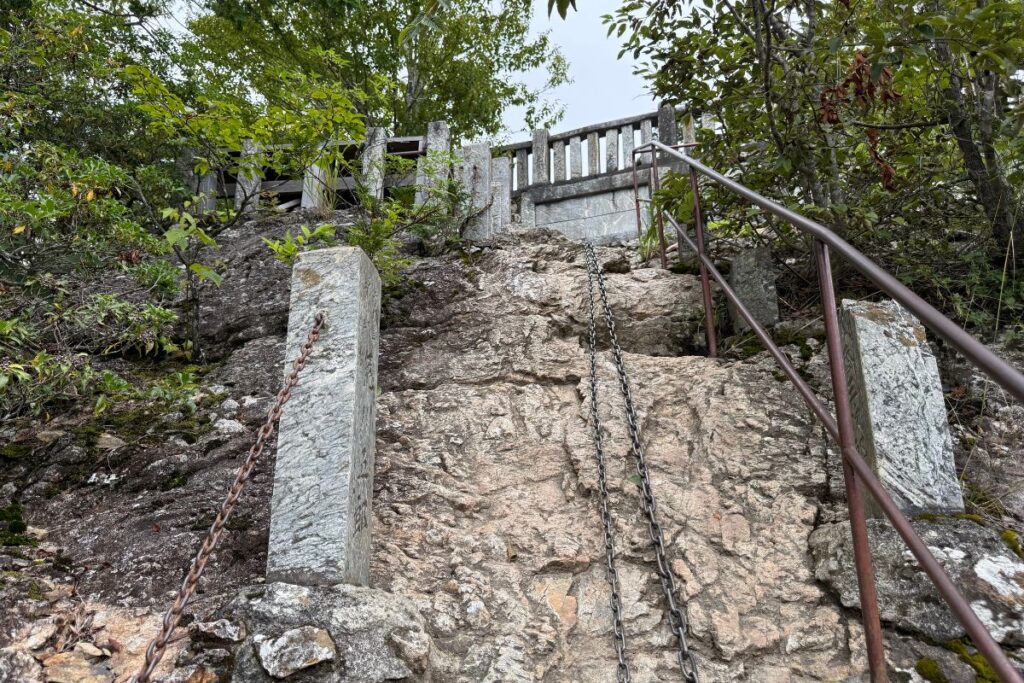 奥宮直前の鎖場（岩場の急登）