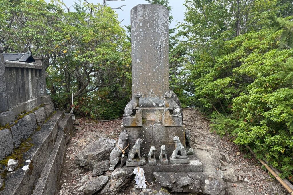 狼像が並ぶ古い石碑