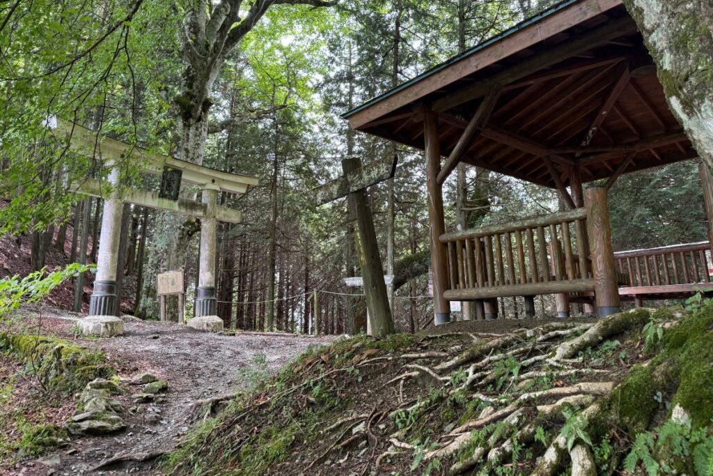 東屋と三の鳥居