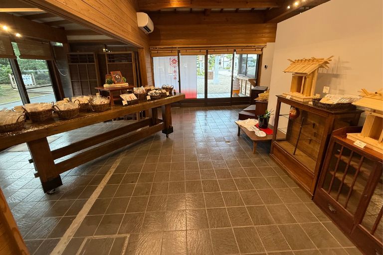 縁起物やお菓子の販売棚