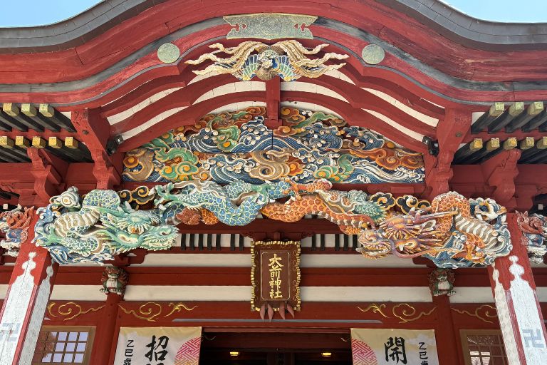 大前神社正面の彫刻と扁額