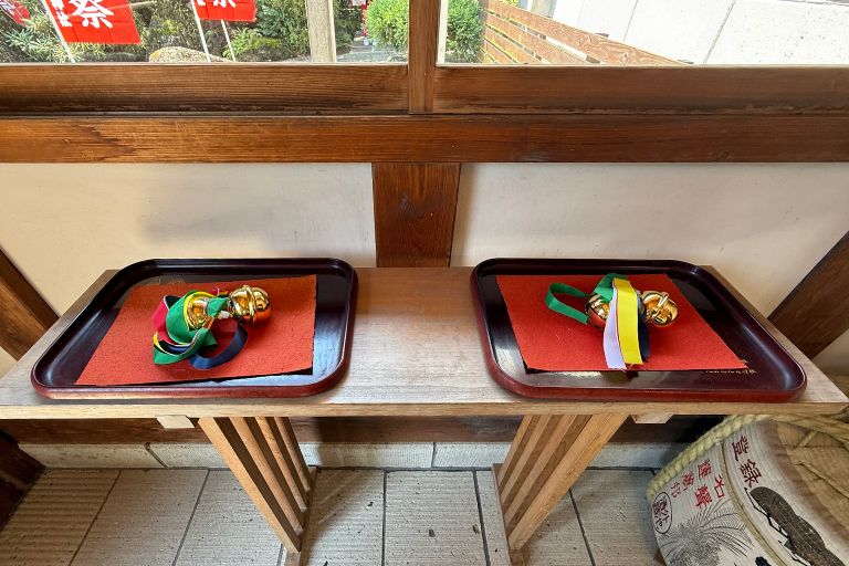 入口脇のお祓い金運鈴