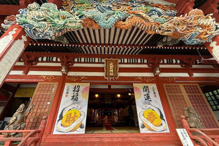 開運・招福の幕が掲げられた大前神社の拝殿