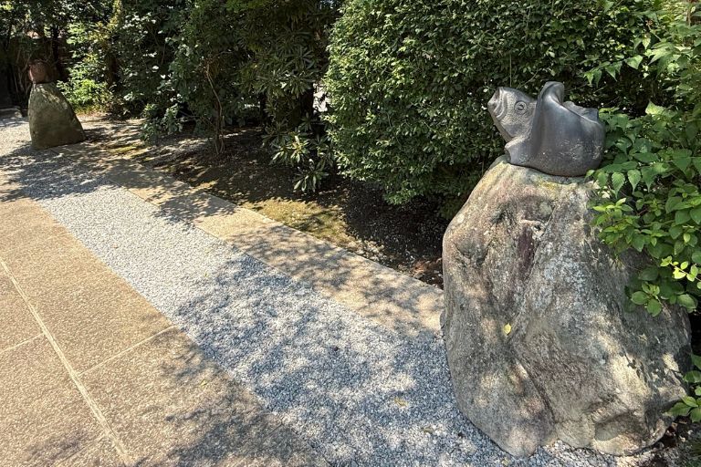 参道に設けられた鯉の占い石
