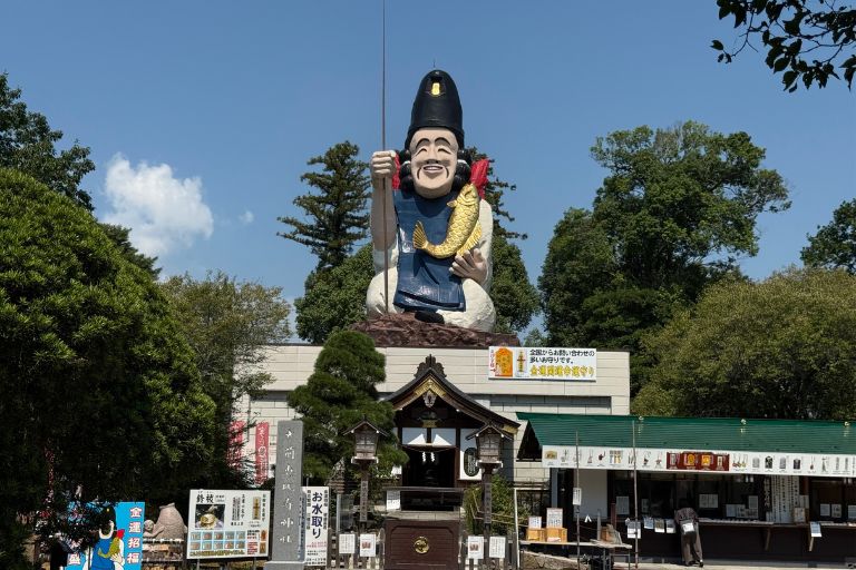 高さ20mの恵比寿像が立つ社殿