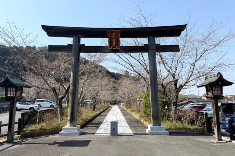高麗神社の一ノ鳥居と参道