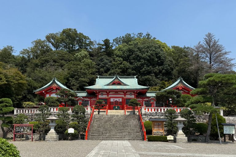 足利織姫神社 石段の先に建つ朱塗りの社殿