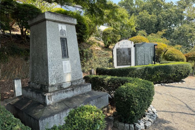 足利織姫神社 歴史のひろばにある粕川暉四郎君碑と歴史資料