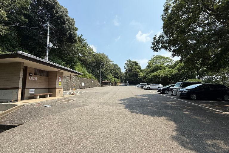 足利織姫神社本殿右手にある織姫駐車場