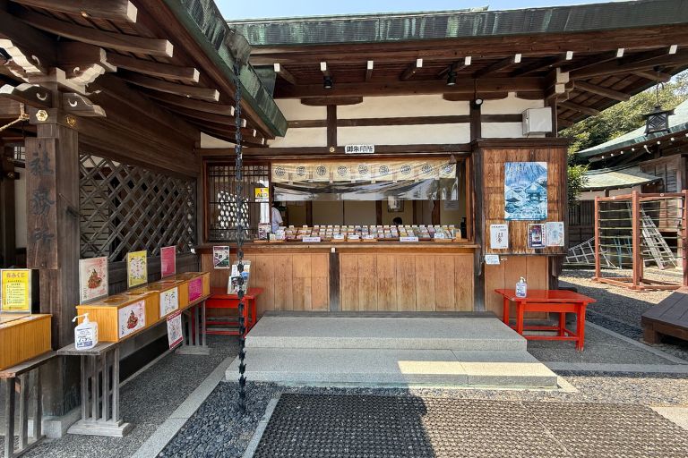 足利織姫神社境内の社務所と授与所