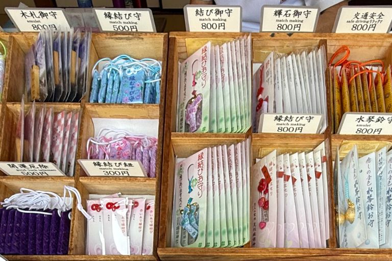 足利織姫神社 授与所に並ぶ縁結び守や縁結び紐